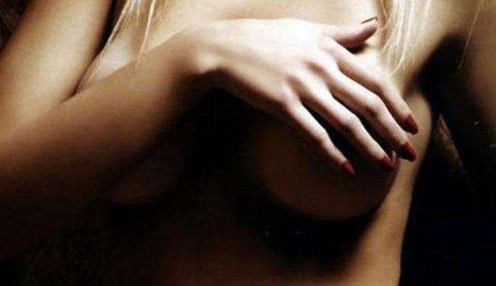 Καυτή Ελληνίδα από το Μπρούσκο topless! (ΦΩΤΟ)