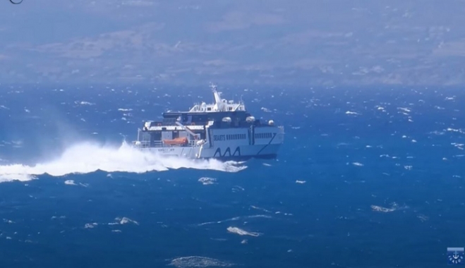 Αιγαίο - Εντυπωσιακό βίντεο: Η «μάχη» που δίνει το Sifnos Jet με τα κύματα