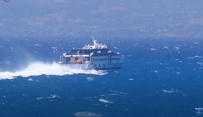 Αιγαίο - Εντυπωσιακό βίντεο: Η «μάχη» που δίνει το Sifnos Jet με τα κύματα