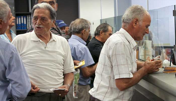 ΚΡΑΧ στον ΟΑΕΕ: «Μαύρη τρύπα» 807 εκατ. φέρνει περικοπές στις συντάξεις