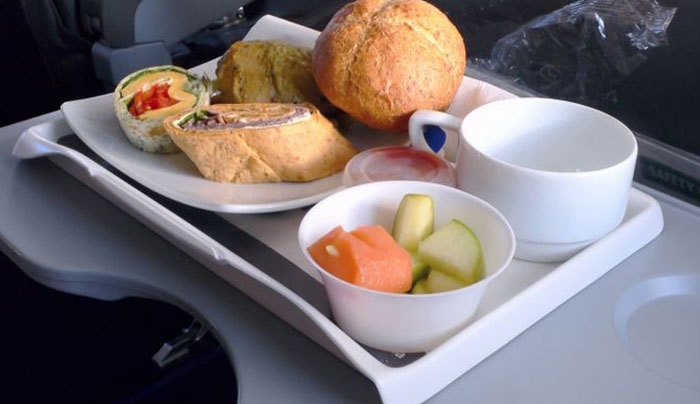 Γνωρίζετε γιατί το φαγητό στα αεροπλάνα δεν έχει ωραία γεύση;