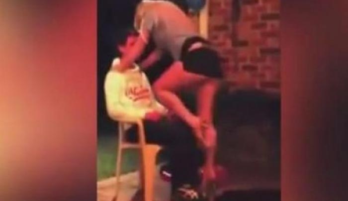 Το bachelor party με την σέξι χορεύτρια πήρε απρόβλεπτη τροπή! (Βίντεο)