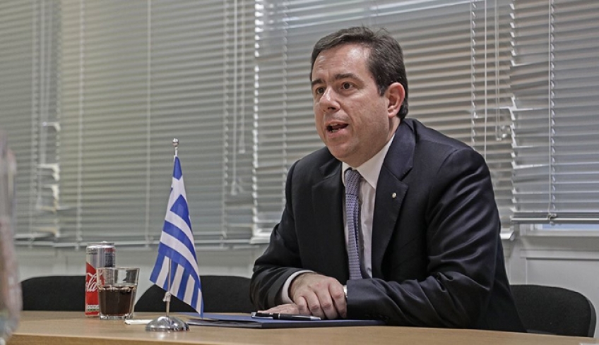 Μηταράκης: Τέλος τα επιδόματα στους μετανάστες που παίρνουν άσυλο