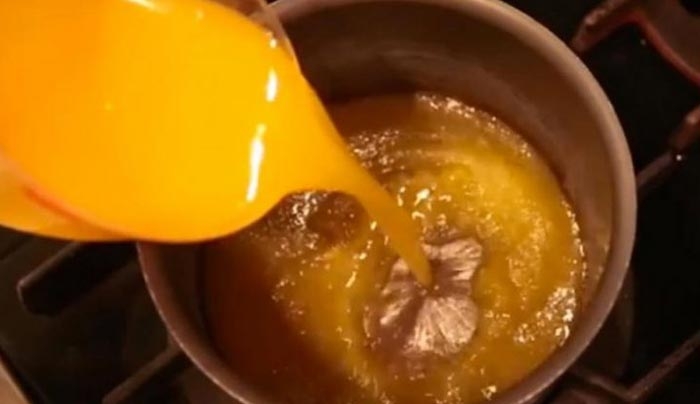 Έριξε χυμό πορτοκαλιού μέσα σε βρασμένο νερό. Το αποτέλεσμα; Πραγματικά εντυπωσιακό! (Βίντεο)