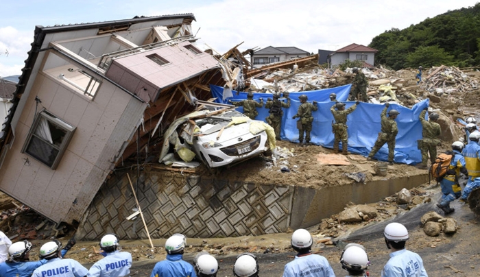 Κλαίει όλη η Ιαπωνία – Οι πλημμύρες άφησαν πίσω τους νεκρούς και αγνοούμενους