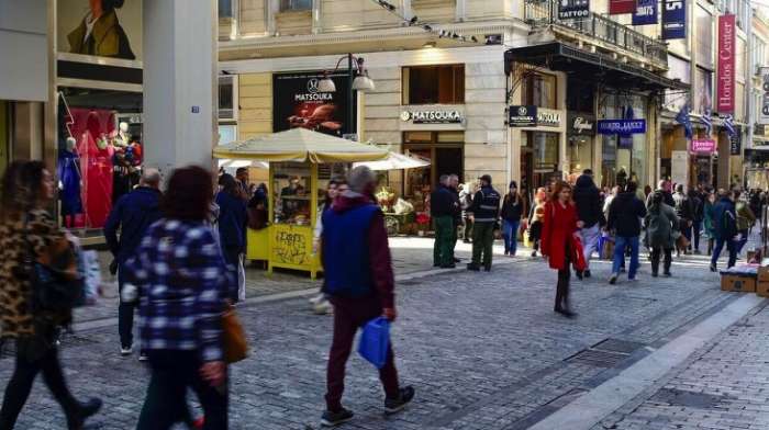 Ακρίβεια: Σε ποιες δαπάνες βάζουν «μαχαίρι» οι Έλληνες