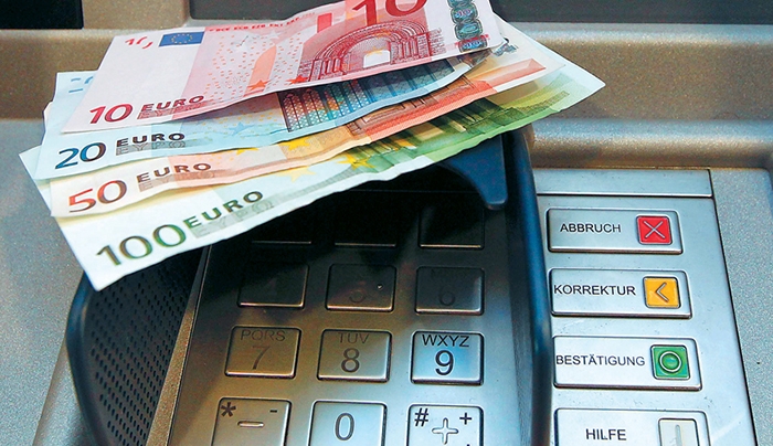 ΑΠΙΣΤΕΥΤΟ: Δείτε πόσο χρήματα έχουν &quot;σηκώσει&quot; οι Έλληνες πολίτες από τις τράπεζες μέσα σε τρεις ημέρες!