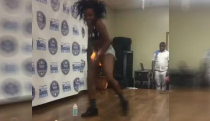 Το σορτσάκι της σέξι χορεύτριας έπιασε φωτιά και άρχισε να αυτοσχεδιάζει (Βίντεο)