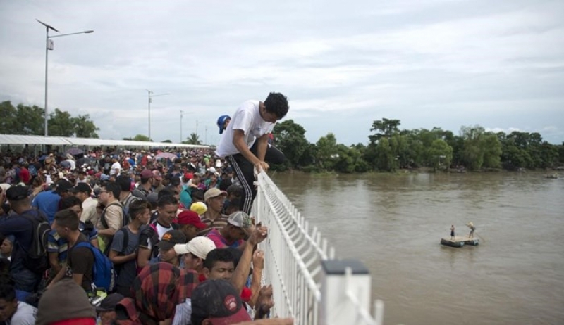 «Καραβάνι» χιλιάδων μεταναστών προσπαθεί να φτάσει στις ΗΠΑ - Συγκλονιστικές εικόνες από τα σύνορα του Μεξικού