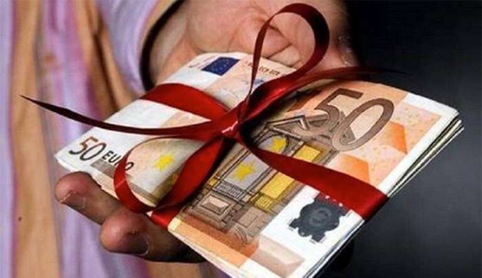 Δώρο Χριστουγέννων: Τελευταία ημέρα σήμερα για την πληρωμή του στους μισθωτούς του ιδιωτικού τομέα