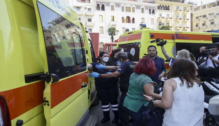 Εικόνες καταστροφής από τη φωτιά στο κέντρο της Θεσσαλονίκης, δύο παιδιά ανάμεσα στους 11 τραυματίες