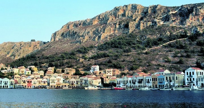 Γέμισε με κότερα και γιοτ το λιμάνι του Καστελλορίζου
