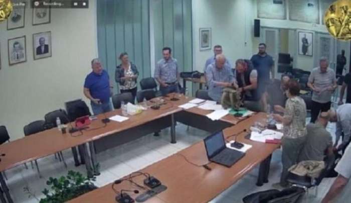 Χίος: Δημοτικός σύμβουλος κατέρρευσε την ώρα της συνεδρίασης (ΒΙΝΤΕΟ) | Δεν υπήρχε ασθενοφόρο και τον μετέφεραν πάνω στην καρέκλα σε ΙΧ