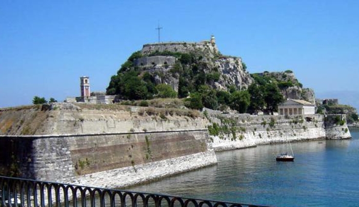 Τουρίστες κατέβασαν την ελληνική σημαία από το Ενετικό φρούριο στην Κέρκυρα