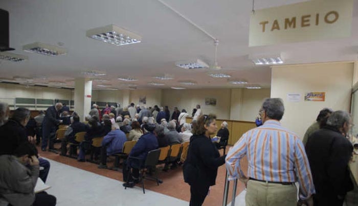 Στην ουρά για πληρωμή 25.000 εφάπαξ δημοσίων υπαλλήλων