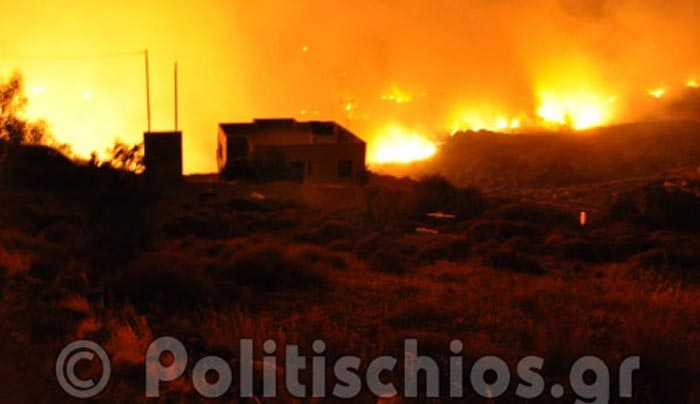 Φωτιά στη Χίο! Εκκενώθηκε χωριό - Κάηκαν σπίτια - 64χρονη με σοβαρά εγκαύματα! [φωτό-βίντεο]