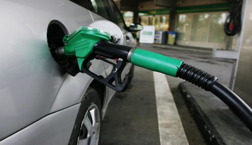 «Καίνε» τους καταναλωτές τα ακριβά καύσιμα ενόψει διακοπών – Στο 1,8 ευρώ/λίτρο στα Δωδεκάνησα