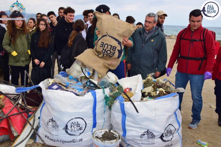 #KeepAegaenBlue: Ένα τόνο σκουπίδια έβγαλαν μαθητές και δύτες, από παραλία της Κω!