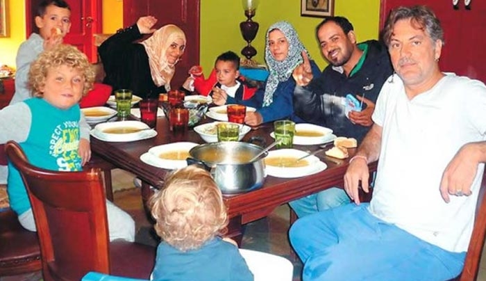 Η Βασιλεία και ο Τάκης από τη Λέρο άνοιξαν το σπιτικό τους σε πενταμελή οικογένεια Σύρων προσφύγων
