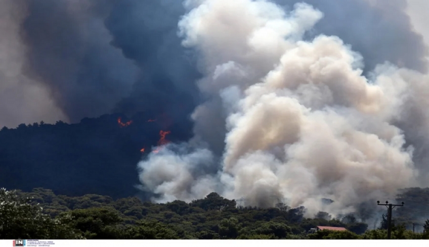 Φωτιά στα Βίλια: Καίει ανεξέλεγκτη η πύρινη λαίλαπα, τεράστιο το μέτωπο – Νέες εντολές εκκένωσης (βίντεο)