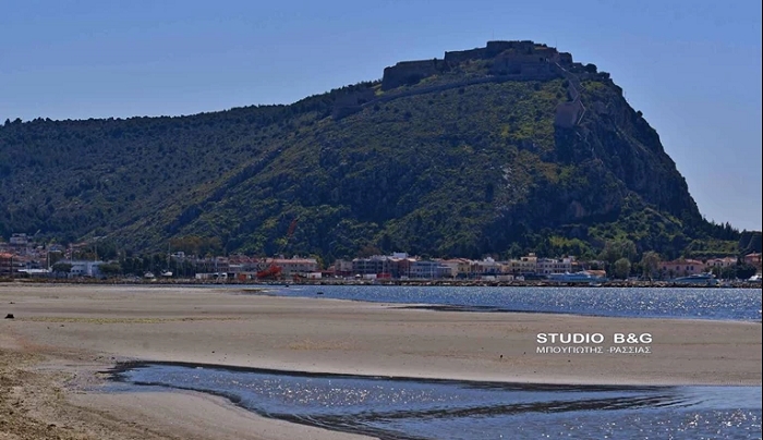 Εξαφανίστηκε η θάλασσα στο Ναύπλιο - Πιο έντονο από ποτέ το φαινόμενο της άμπωτης