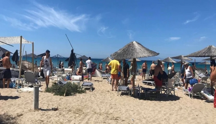Χαλκιδική: Ανεμοστρόβιλος χτύπησε παραλία που ήταν γεμάτη με κόσμο, μια γυναίκα τραυματίας (εικόνες)