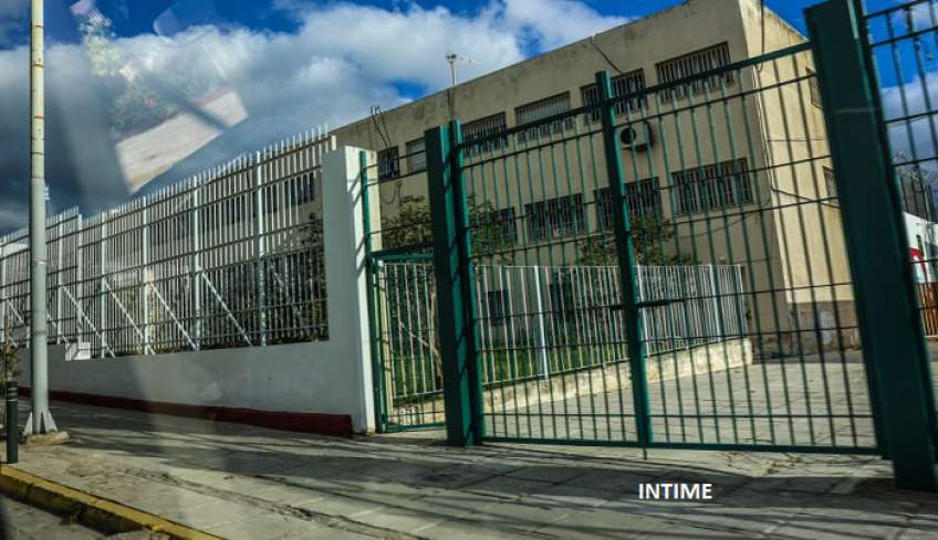 Ίλιον: Κατέρρευσε καμινάδα σε αυλή δημοτικού σχολείου, η απάντηση του Δήμου