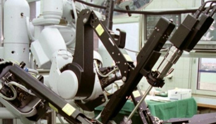Σκουριάζει στο Λαϊκό το ρομπότ-χειρουργός λόγω υψηλού κόστους!