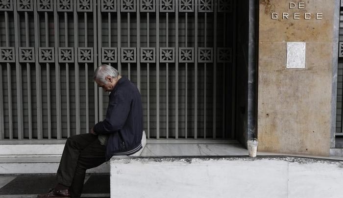 Δημοσκόπηση: Εξαντλημένοι από την κρίση,ανασφαλείς για το μέλλον οι Ελληνες