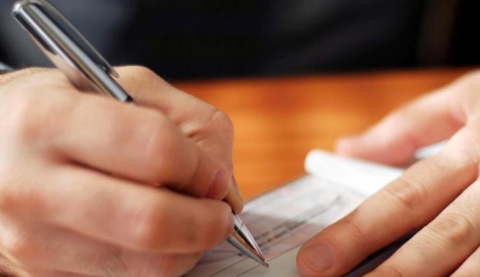 Προτείνουν «χαράτσι» και στις τραπεζικές επιταγές