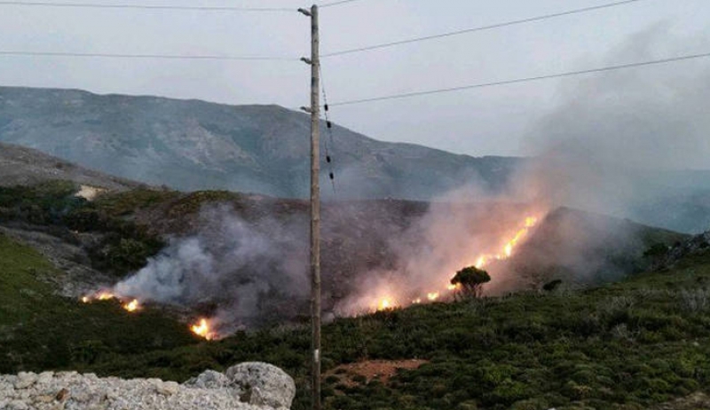 «Μάχη» με τις φλόγες για δεύτερη ημέρα στα Χανιά (βίντεο)