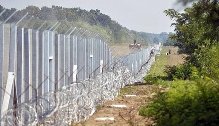 Προσφυγικό: Οι Ούγγροι στήνουν και δεύτερο φράχτη στα σύνορα με τη Σερβία