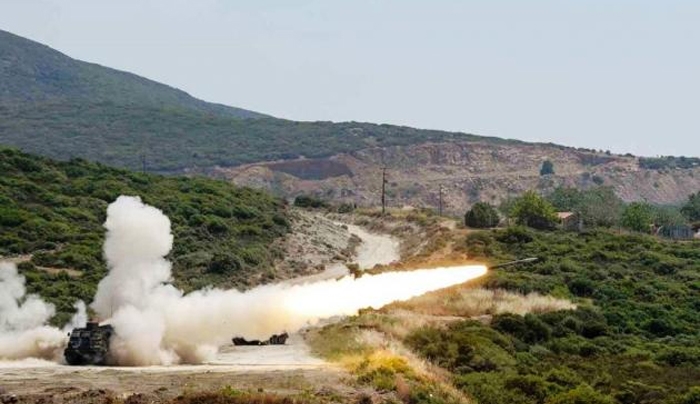 Έτσι εκπαιδεύεται η 1η στρατιά! Εντυπωσιακές εικόνες από βολές με πραγματικά πυρά