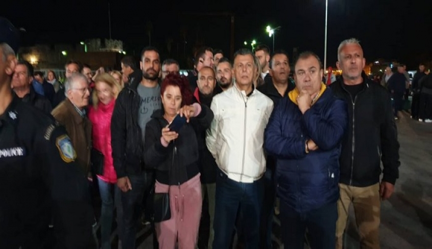 Δήμαρχος, πολίτες και μηχανήματα του Δήμου στο λιμάνι της Κω εμπόδισαν την αποβίβαση μεταναστών!