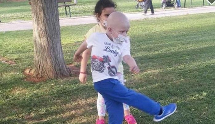Συγκινεί το πανελλήνιο ο 6χρονος Κωστάκης που δίνει μάχη να κρατηθεί στη ζωή