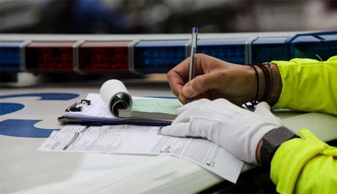 Σε ποια παράβαση οι βεβαιώσεις της Τροχαίας μειώθηκαν πάνω από 50%;