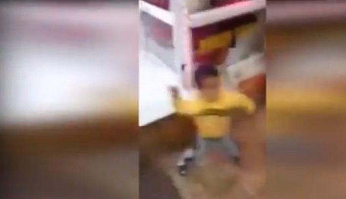 Σοκαριστικό βίντεο: Τρίχρονο αγοράκι βγάζει μαχαίρι για «να χύσει ισραηλιτικό αίμα»