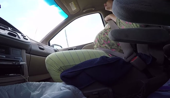 Bίντεο - σοκ με 15 εκ. views: Γυναίκα γεννά μόνη της στο αυτοκίνητο