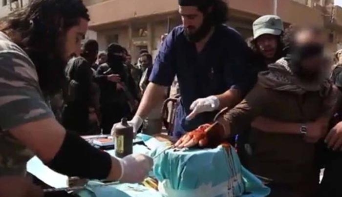 Πολύ σκληρό βίντεο: Τζιχαντιστές κόβουν παραδειγματικά το χέρι ενός κλέφτη!