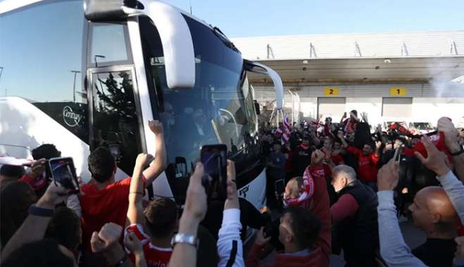 Ολυμπιακός: Επέστρεψαν οι “ήρωες του Μπέρμιγχαμ”, χαμός στο αεροδρόμιο