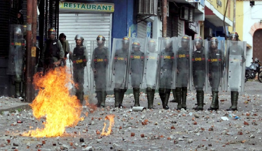 Στο χείλος του εμφυλίου η Βενεζουέλα: Άγριες ταραχές και παρέμβαση των ΗΠΑ [βίντεο]