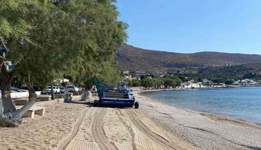 Αναλαμβάνει δράση το μηχάνημα καθαρισμού των παραλιών στη Λέρο.