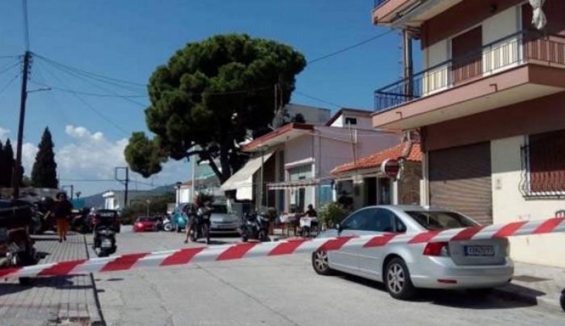 Φρίκη στην Καβάλα: Έσφαξε τον παππού και την κατάκοιτη γιαγιά του και έκατσε σε ένα παγκάκι