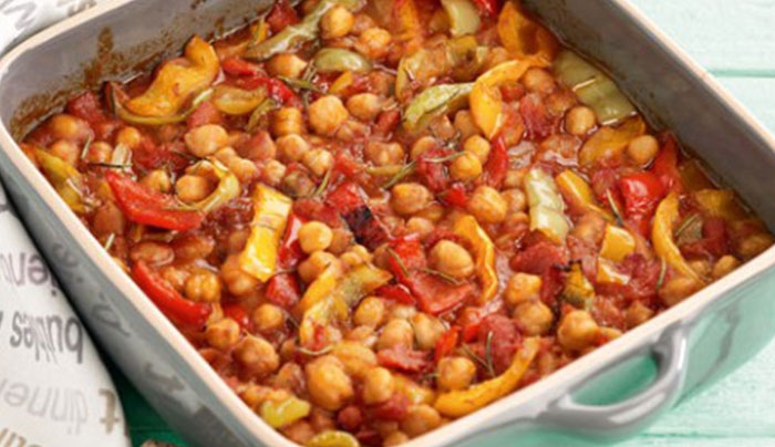 Ρεβίθια φούρνου με πολύχρωμες πιπεριές