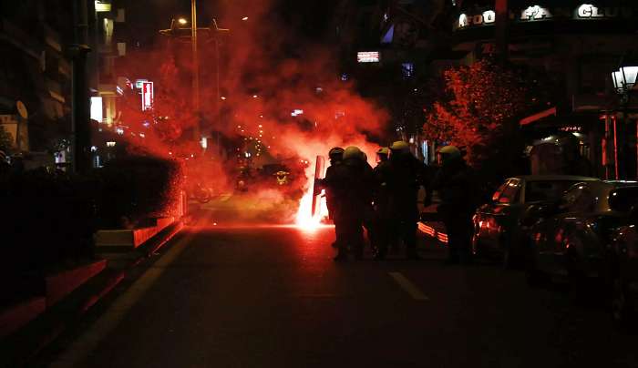 Άγρια επεισόδια έξω από την Πανεπιστημιούπολη στου Ζωγράφου – Ένας τραυματίας αστυνομικός και τέσσερα καμένα οχήματα