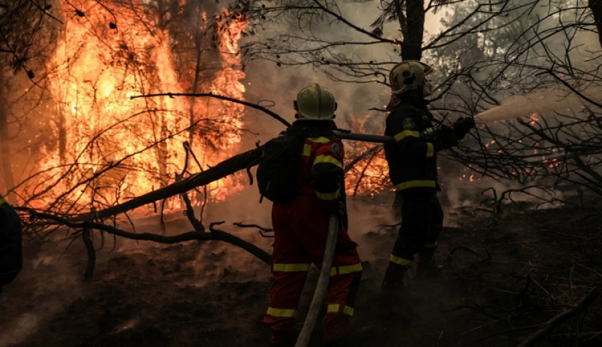 Φωτιές: Σαρώνει το μέτωπο στη Γορτυνία, μάχη να μην απειληθεί το Μαίναλο - Εικόνες καταστροφής στην περιοχή (βίντεο)