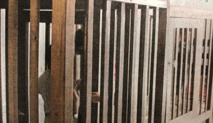Παιδιά σε κλουβιά – Κούφια λόγια από δύο υπουργούς – Η 18χρονη χωρίς όνομα και η ντροπή με ονοματεπώνυμο!