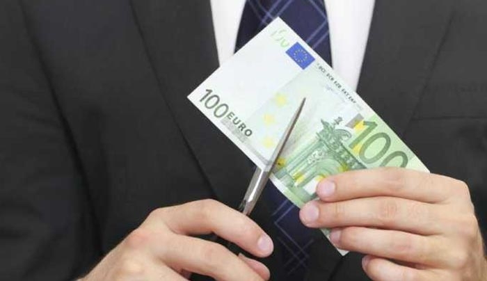 Περικοπές 300 εκατ. ευρώ στους μισθούς του Δημοσίου