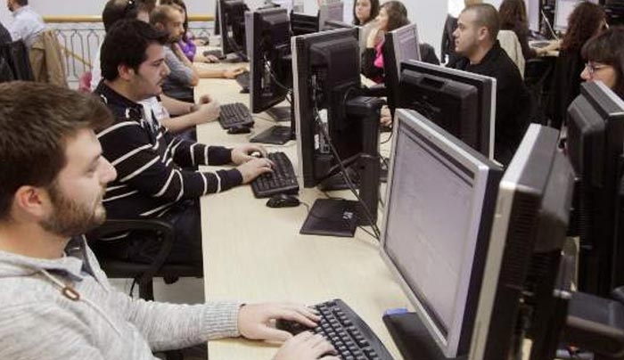 Τί άλλαξε στο πόρισμα της Επιτροπής Σοφών: «Υποκατώτατος μισθός» για τους νέους