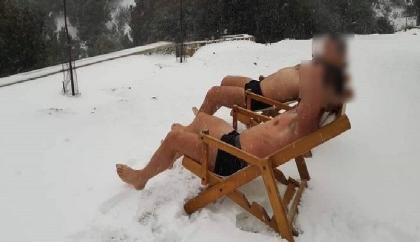 Είναι τρελοί στην Λήμνο -Εκαναν «ηλιοθεραπεία» με τα εσώρουχα στα χιόνια